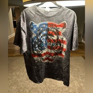 Faded American flag lion nature tee! Vtg